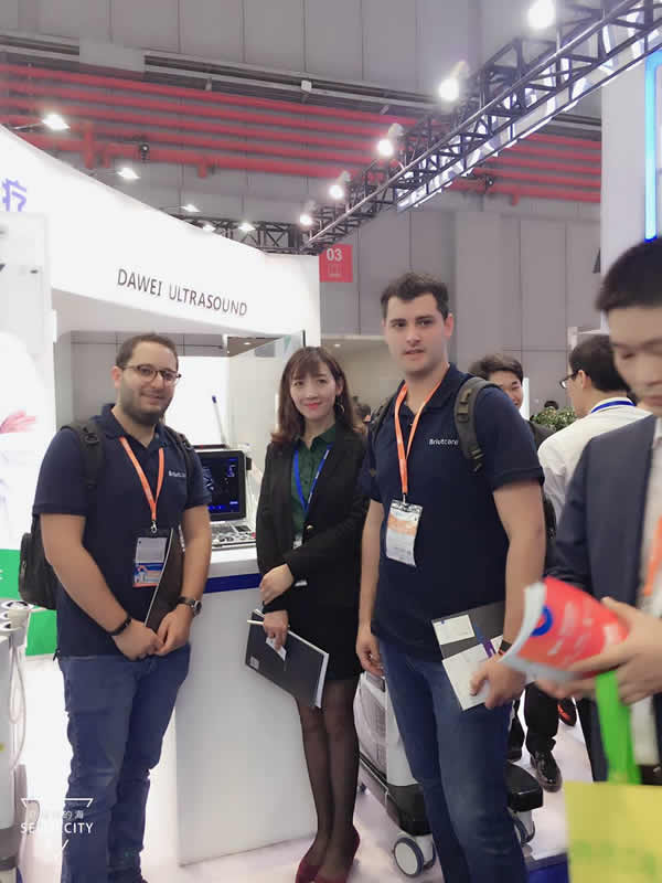 大為醫(yī)療為外國客戶講解大為醫(yī)療便攜B超機(jī)